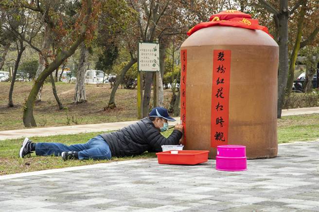 金門林務所迎新春假日花市今天登場，邀請36位書法老師在大酒甕揮灑春節賀詞。（金門林務所提供）