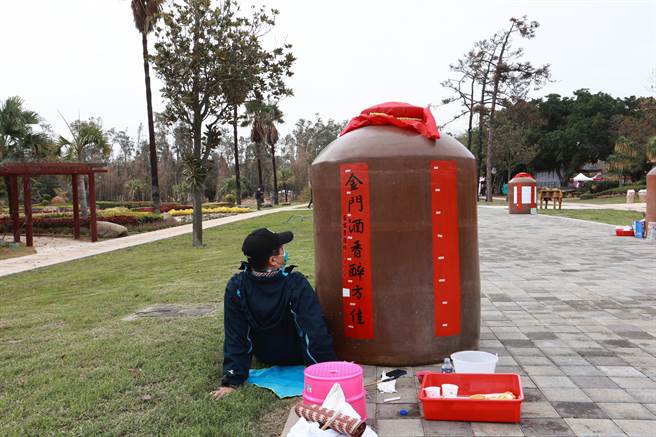 現場花香、墨香隨風飄揚，洋溢節慶歡欣喜氣。（金門林務所提供）