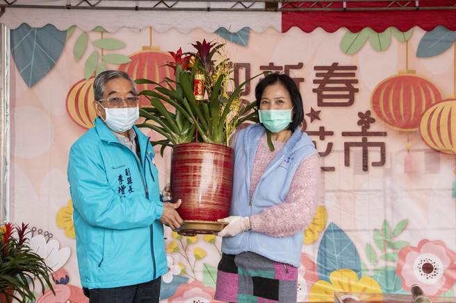 副縣長李增財頒發摸彩品，祝福新的一年虎虎生風。（金門林務所提供）