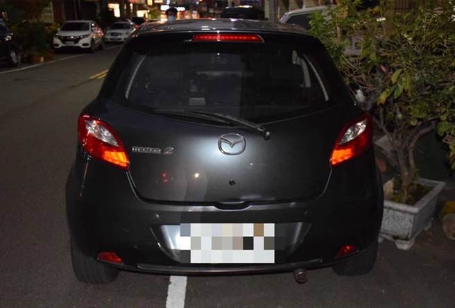 吴男抢走阮女欲匯兑越南盾的120万台币后，搭乘曾男驾驶的自小客逃逸，警方随后在北区发现该辆犯案汽车。（民眾提供／冯惠宜台中传真）