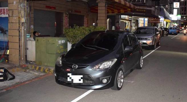 吴男抢走阮女欲匯兑越南盾的120万台币后，搭乘曾男驾驶的自小客逃逸，警方随后在北区发现该辆犯案汽车。（民眾提供／冯惠宜台中传真）