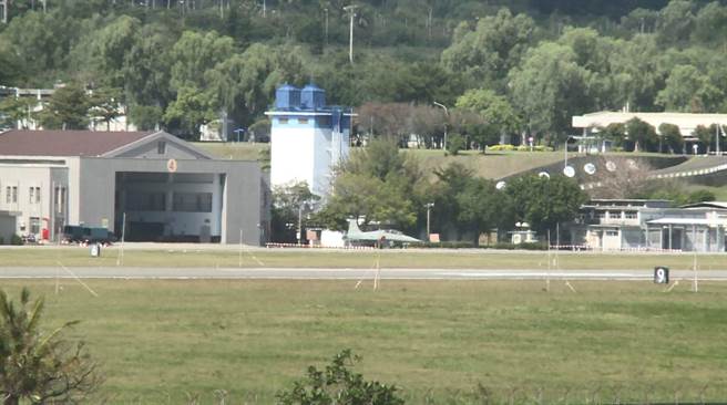 空军1架幻象战机23日降落台东志航基地，传出机体冒烟，所幸只是虚惊一场。（读者提供／蔡旻妤台东传真）