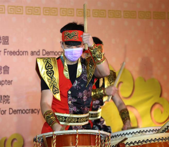 世界自由日庆祝大会上午在台北国军英雄馆举行，开场由龙腾撼天战鼓演出。（陈君玮摄）