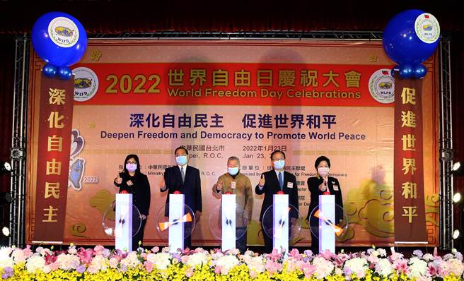 世盟总会总会长饶颖奇（中）等人共同启动庆祝世界自由日仪式鸣自由钟。（陈君玮摄）