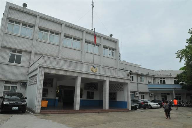 金门2人涉与陆船海上接触，岸巡队全程掌握调查处理。（李金生摄）