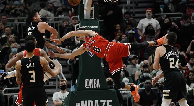 葛雷生艾伦做出恶意犯规(美联社资料照)