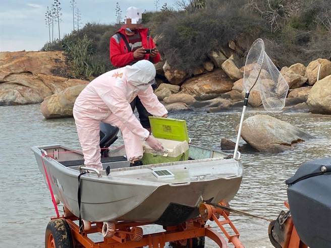 金门2人涉与陆船海上接触，岸巡队全程掌握调查处理。（金门县卫生局提供）