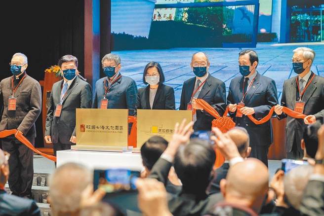 蔡英文總統（右四）22日出席「經國七海文化園區暨蔣經國總統圖書館」開幕典禮，與連戰（右起）、馬英九、錢復、柯文哲、郝龍斌、朱雲漢共同揭牌，形成難得一見的藍綠白政要同框畫面。（總統府提供）
