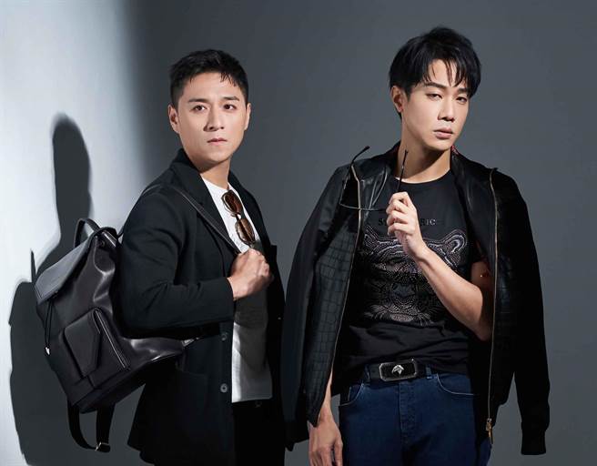 薛仕凌著Stefano Ricci 鰐魚皮拼真絲布勞森外套，86萬0000、燙鑽老虎紋圓領T恤，2萬6000元、鰐魚皮細節修身牛仔褲，5萬2000元，搭配手工啞光鰐魚皮鈀金腰帶，9萬元、鰐魚皮翻皮休閑鞋，22萬9000元、鍍金Logo 牛皮後背包，13萬;鄭人碩著Stefano Ricci 兩粒扣解構式針織西裝，20萬4000元、白色刺綉老鷹T-shirt，1萬8000元，棉質黑色牛仔褲，4萬4000元、手工啞光鰐魚皮鍍釕腰帶9萬、鹿皮拼鰐魚皮 休閑鞋、4萬元、手工小牛皮雙肩包，12萬9000元。（攝/JOJ PHOTO、鄭人碩妝髮/李昀熹、薛仕凌髮/80’s studio_garden、妝/JimmyWu）