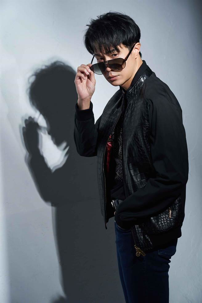 薛仕凌著Stefano Ricci 鰐魚皮拼真絲布勞森外套，86萬0000、燙鑽老虎紋圓領T恤，2萬6000元、鰐魚皮細節修身牛仔褲，5萬2000元，搭配手工啞光鰐魚皮鈀金腰帶，9萬元、鰐魚皮翻皮休閑鞋，22萬9000元、Heritage太陽鏡，4萬5000元。（攝/JOJ PHOTO、髮/80’s studio_garden、妝/JimmyWu）