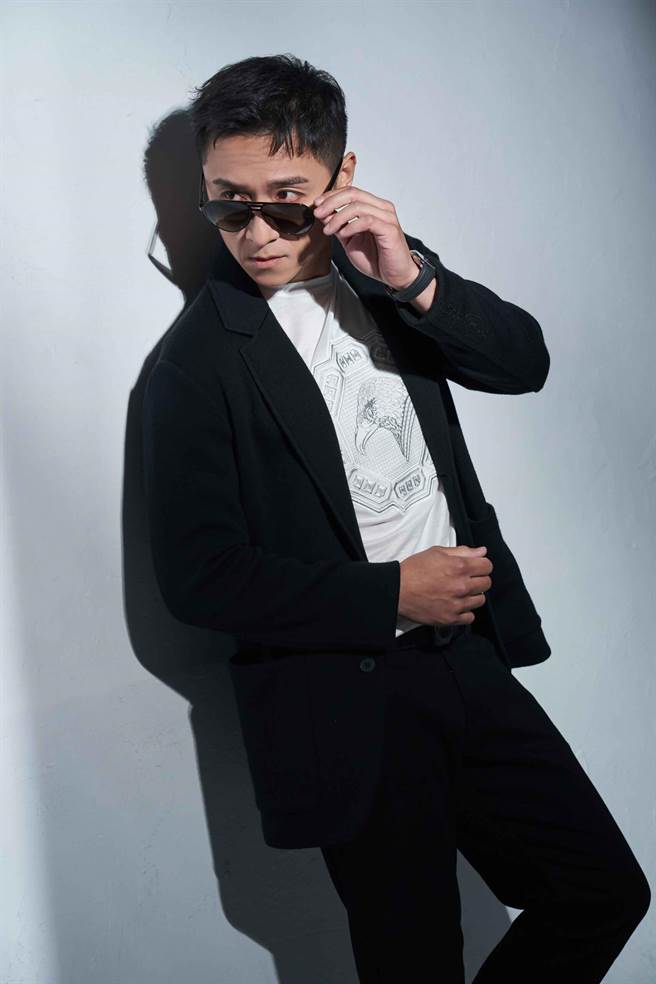 鄭人碩著Stefano Ricci 兩粒扣解構式針織西裝，20萬4000元、白色刺綉老鷹T-shirt，1萬8000元、棉質黑色牛仔褲，4萬4000元、、手工啞光鰐魚皮鍍釕腰帶9萬、鹿皮拼鰐魚皮 休閑鞋、4萬元、Eagle飛行款太陽鏡，4萬4000。（攝/JOJ PHOTO、妝髮/李昀熹）