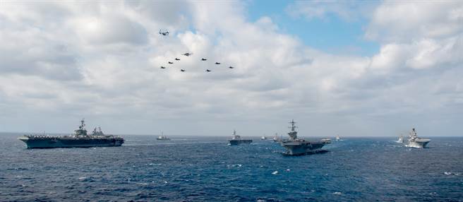 美軍2艘尼米茲級、1艘美國級、1艘黃蜂級與日本自衛隊1艘日向級，總共5艘航母在南海演習，聲勢浩大。陸媒認為這是「擺拍」以用於威懾、恐嚇對手。（圖／美國海軍）