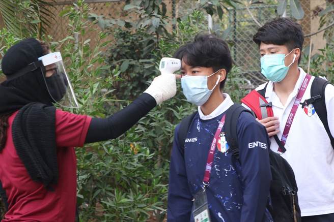 中华女足23日与印度之战，因对手染疫球员过多无法进行，图为中华队的许翊筠抵达球场后接受体温量测。（中华足协官方脸书翻摄）