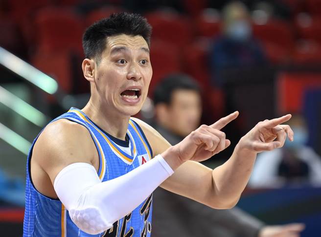 林书豪今天在上、下半场的表现判若两人。(新华社资料照)