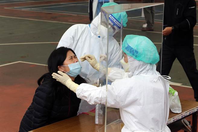 桃園亞旭電腦廠爆發群聚感染，星宇航空安排760餘名員工快篩。圖為採檢示意圖。（陳麒全攝）