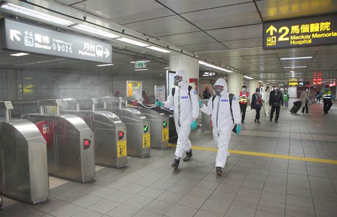 本土疫情升溫，北市23日新增4例本土案例，其中圓山飯店員工一家三口確診，感染源不明。圖為化學兵在北捷清消。（資料照／張鎧乙攝）