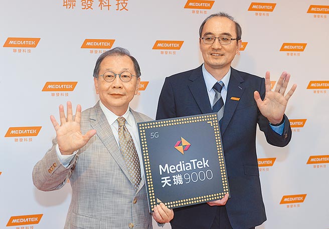 市场看好天玑9000放量出货带动，正面看待联发科首季及上半年营运。图为联发科执行长蔡力行（左）上月展示天玑9000晶片的画面。图／本报资料照片
