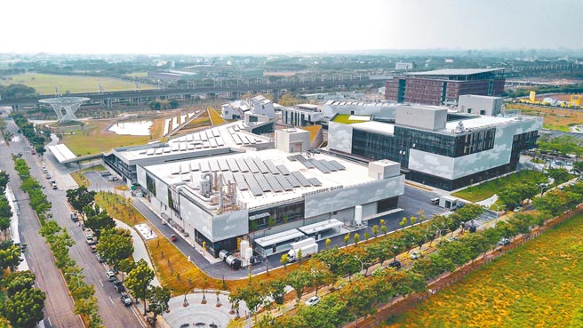 臺湾想要净零转型，必须因应国际趋势发展再生能源，并透过公私协力建立电力承载顺序的思维与价值观，全民携手合作让电力稳定又减碳，工研院身为重要研发机构同样不缺席，已在沙崙绿能科技示范场域（如图）推动新兴绿能科技。图／工研院提供