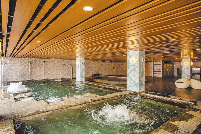 福容福隆店為全台唯一本島海洋溫泉，民眾可徜徉於百坪大浴場。圖／福容大飯店提供