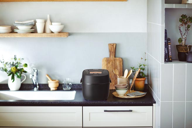 Panasonic日本制可变压力IH电子锅（SR-PAA100）现在台湾也能轻松购入，还可享有「美味鑑赏三重送」。图／业者提供