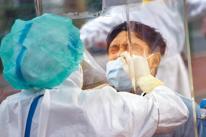 远雄自由贸易港区内的亚旭电脑惊爆群聚感染，22日已累计70人确诊，桃园市政府设置2座社区筛检站，供附近民眾採检。（范扬光摄）