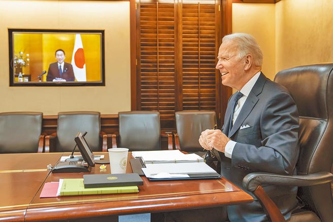 美国总统拜登（右）21日在白宫战情室与日本首相岸田文雄（萤幕中）举行视讯峰会，议题触及台海、东海及南海等，处处剑指中国。（美联社）