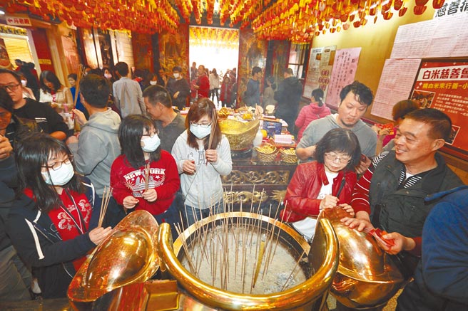 疫情升温加强防疫，民眾新年期间到庙宇走春，得严格遵守相关规定。图为台北市民到财神庙拜拜。（本报资料照片）