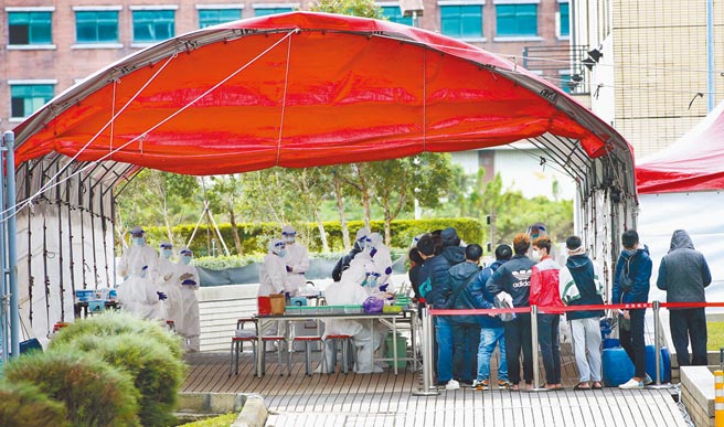 位于远雄自由贸易港区的亚旭电脑惊爆新冠肺炎群聚感染，22日累计70人确诊，港区内已设置筛检站，为所有工作人员採检。（范扬光摄）