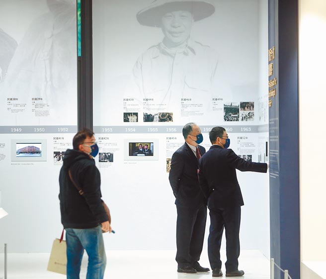 經國七海文化園區暨蔣經國總統圖書館22日開幕，首座總統紀念圖書館「蔣經國總統圖書館」也同時亮相，透過影音史料、文獻和文物，呈現前總統蔣經國的生平和重要事蹟。（陳怡誠攝）