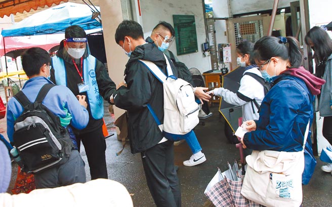 111年度大学学测第二天，约11.6万考生都要上阵考试，因应新冠肺炎影响，考生们须遵守防疫规定，配合量体温、戴口罩，在北市师大附中考场考生配合出示相关证明身分文件。（赵双杰摄）