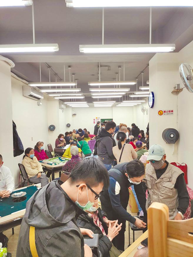 萬華麻將協會被發現，一天竟然只有1人簽名，顯然未落實「實聯制」。有中壢母女北上打麻將遭查獲，在場賭客得知後，抱怨店家竟不管制放她們進來。（警方提供）