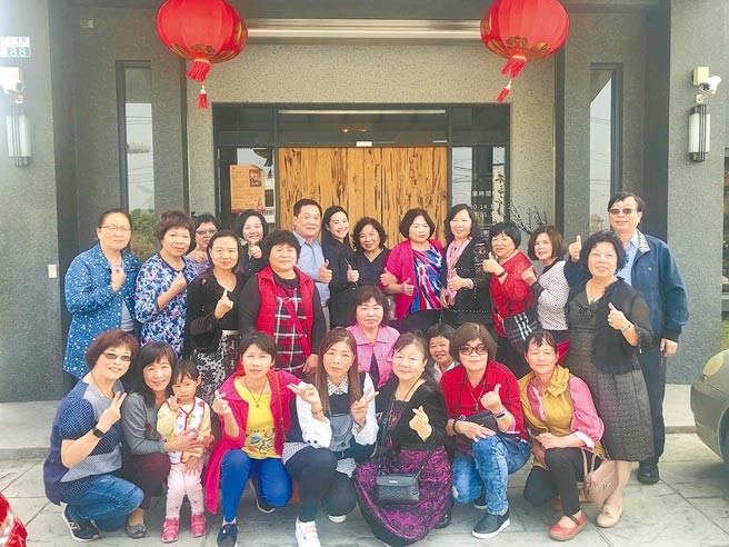 国民党不分区立委温玉霞独生女、嘉义县妇女会理事长吴亮仪（站立者左八）被点名以美女刺客之姿挑战寻求连任的嘉县长翁章梁，但此话题并未在地方发酵。（民眾提供／张亦惠嘉县传真）