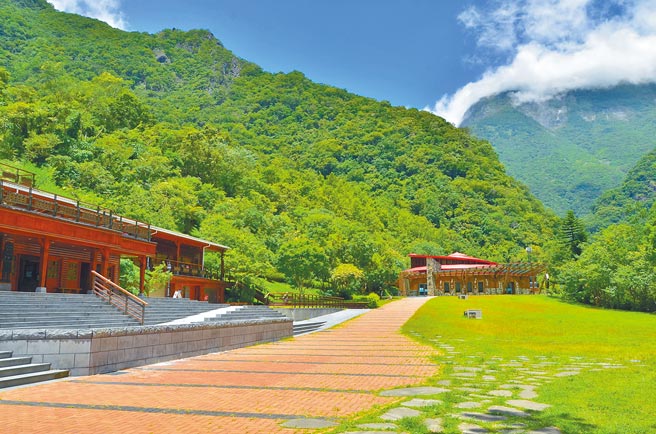 太魯閣國家公園管理處配合農曆春節初二至初四的免費遊園專車時間，提前太魯閣、布洛灣、天祥等遊客中心及天祥中橫故事館的營業時間。（太管處提供／羅亦晽花蓮傳真）