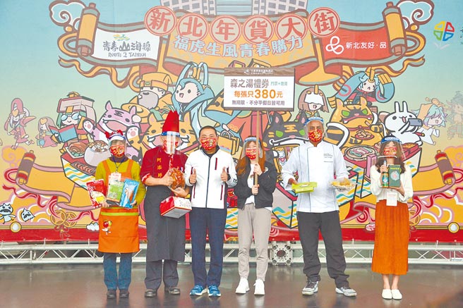 新北年货大街21日至23日在市民广场举办，但开办前2日受天气、疫情影响，人潮稀落，为提振买气，新北市长侯友宜昨日到场为摊贩加油，并鼓励民眾踊跃用加倍券购买消费。（蔡雯如摄）