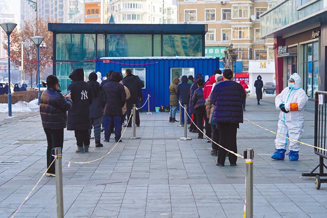 现无疫情的哈尔滨等3座城市，已决定春节前完成全员核酸检测。图为去年12月，哈尔滨市展开主城区全员核酸检测。（中新社）