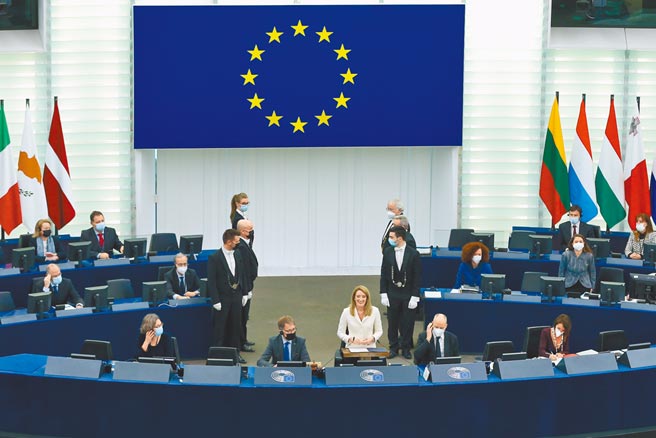 欧洲议会当地时间20日通过最新的《香港决议》，列举大量香港自由遭剥夺的事例，更首次提出应该检视香港在世界贸易组织的独立地位。图为18日，萝伯塔·梅措拉（前中）当选欧洲议会新任议长后致词。（新华社）