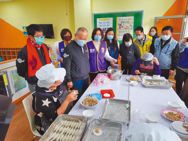 苗栗县徐耀昌22日主持通霄镇圣家启智工坊揭牌仪式，并当场订购10包身心障碍朋友所包水饺。（谢明俊摄）