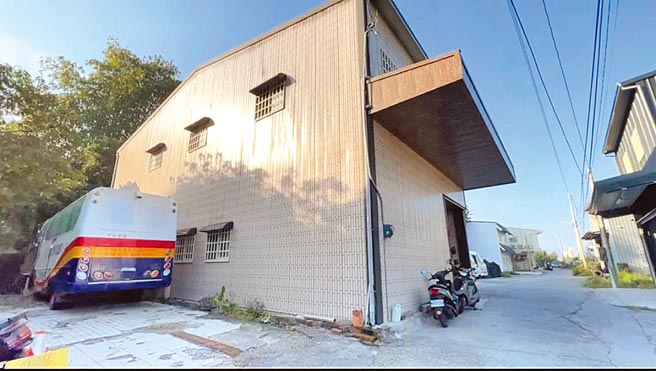 坐落在南投市福助段路旁的一栋违建透天厝，屋主将违建出租给租客，有租客指控，女房东常呛「我老公在法院上班，后台很硬」，还将手铐、制服、名片等挂在门口，让租客心生畏惧。(民眾提供/吴建辉南投传真)