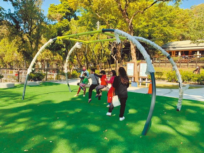 丰原中正公园景观改善工程新设鸟巢式、一般型、尿布型等多种形式的秋千。（台中市建设局提供／王文吉台中传真）