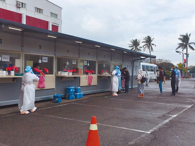 台南市出现新冠肺炎确诊者足迹，南区松柏育乐中心设置PCR筛检站，22日有200多位民眾前来筛检。（台南市卫生局提供／程炳璋台南传真）