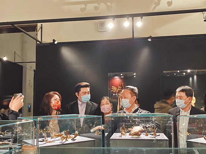 嘉义县长翁章梁（右二）参观现场展出的沉香展件。（张亦惠摄）