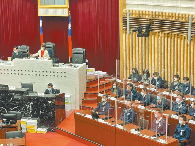 高雄市议会22日闭幕，议长曾丽燕致词时，提醒市长陈其迈做好春节假期防疫工作，同时呼吁市民配合防疫，严谨面对愈趋严峻的疫情。（洪浩轩摄）