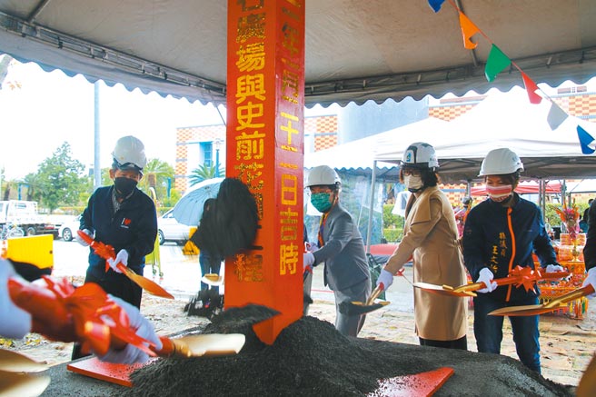 台东县长饶庆铃（右二）22日主持幸福住宅亲子公园动土典礼。（蔡旻妤摄）