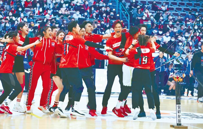 《全明星3》昨在小巨蛋举行的季中赛上，红队在射箭项目率先取得胜利，开心欢呼。（罗永铭摄）