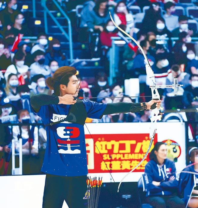 蓝队队长贺军翔，昨在射箭比赛的表现不如预期。（罗永铭摄）