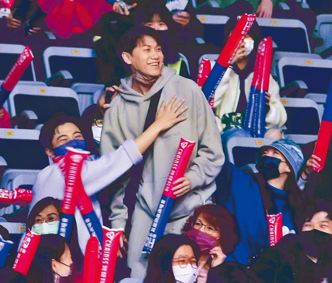 王子的弟弟毛弟昨以《全明星1》的「学长」身分来看比赛。（罗永铭摄）