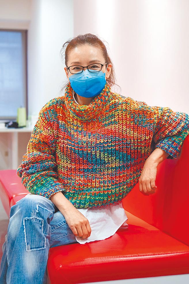 王淑娟昨参加开镜，开心分享乐在工作。（大爱台提供）