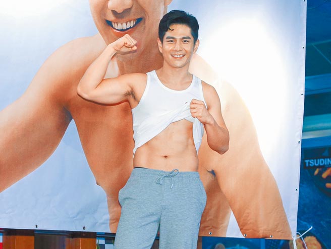 祖雄昨在簽書會上大秀養眼的腹肌。（粘耿豪攝）