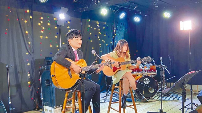 苏明渊和女儿一起表演。（摘自脸书）