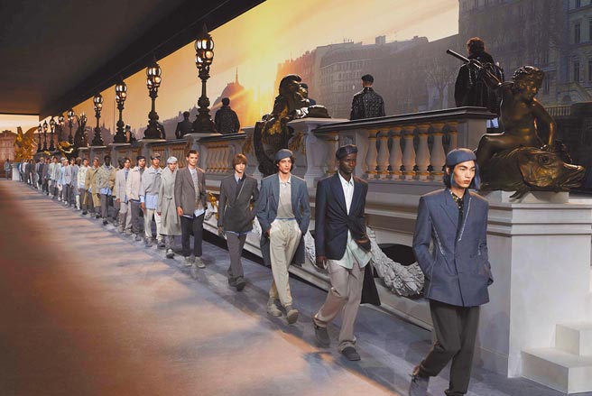 2022秋冬大秀谢幕照，除了因季别使用秋冬材质，配色十分春夏，为今年寒冬带来眼前一亮的新色。（Dior提供）